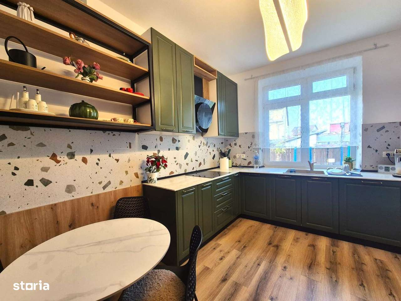 Piața de Miercuri, casă singură în curte, renovată 2025-10