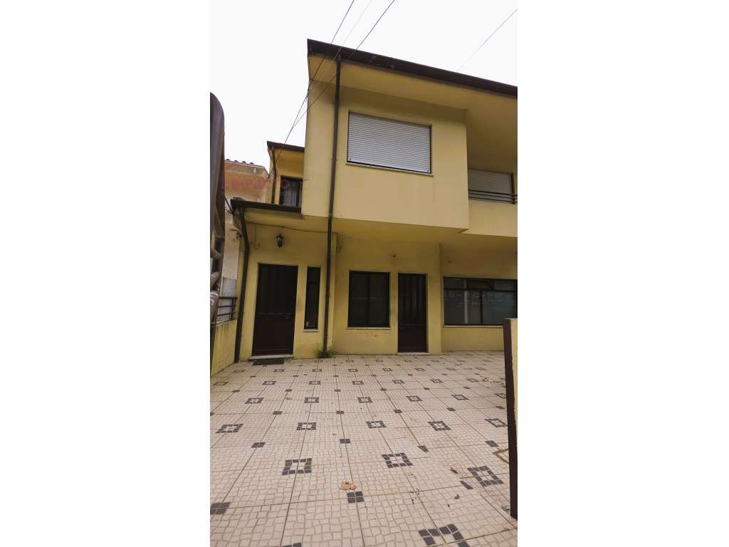 Prédio com T2 + Espaço Comercial | Duas Entradas Independentes | Po...-17