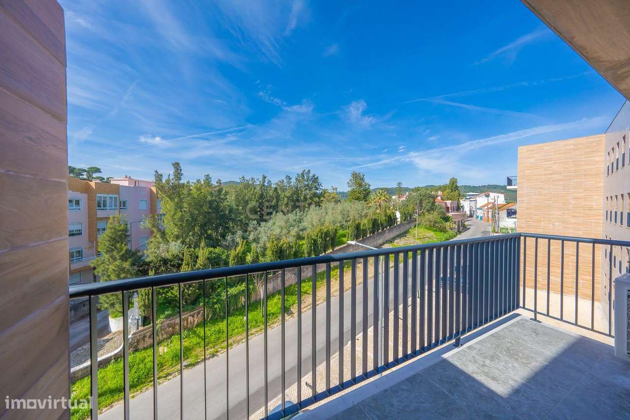 Apartamento T1 Novo, com Varanda Ampla e Lugar de Parqueamento, para A - Grande imagem: 3/50