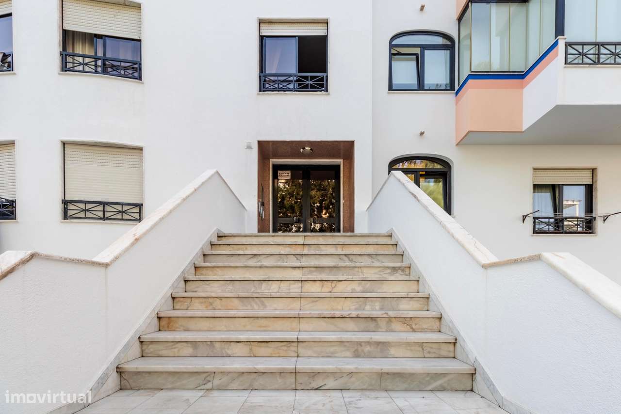 Apartamento T2 c/ 2 Lugares de Estacionamento e Terraço c/ 30m2 em Mem-47