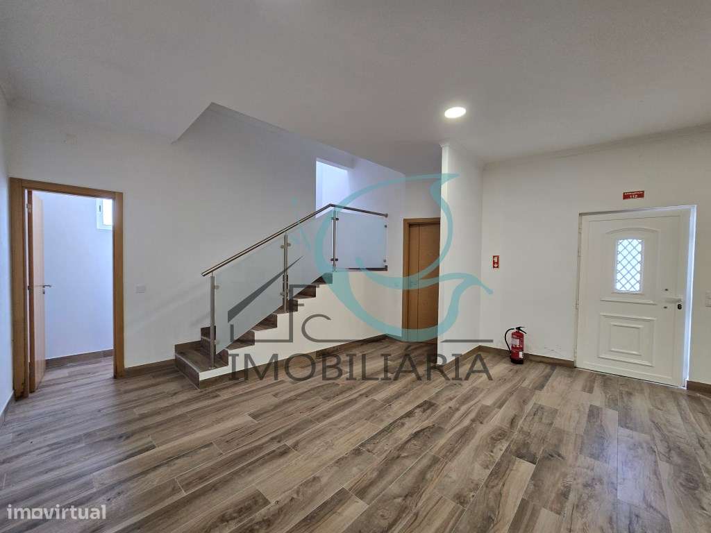 EXCLUSIVO - Excelente moradia de 2 pisos, com licença AL-38