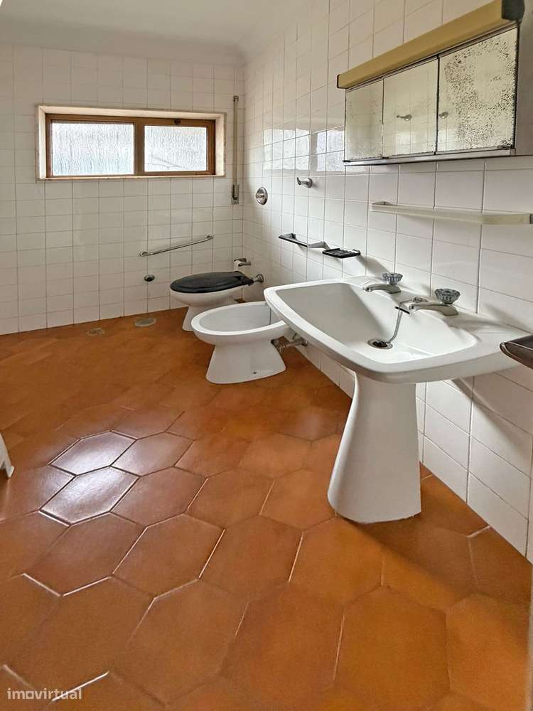 Moradia T4 de três frentes em Baguim do Monte - Exclusivo-9