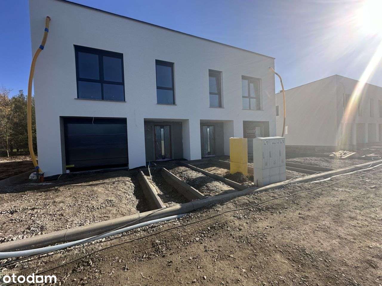 Nowoczesny dom z ogrodem w otoczeniu zieleni-10