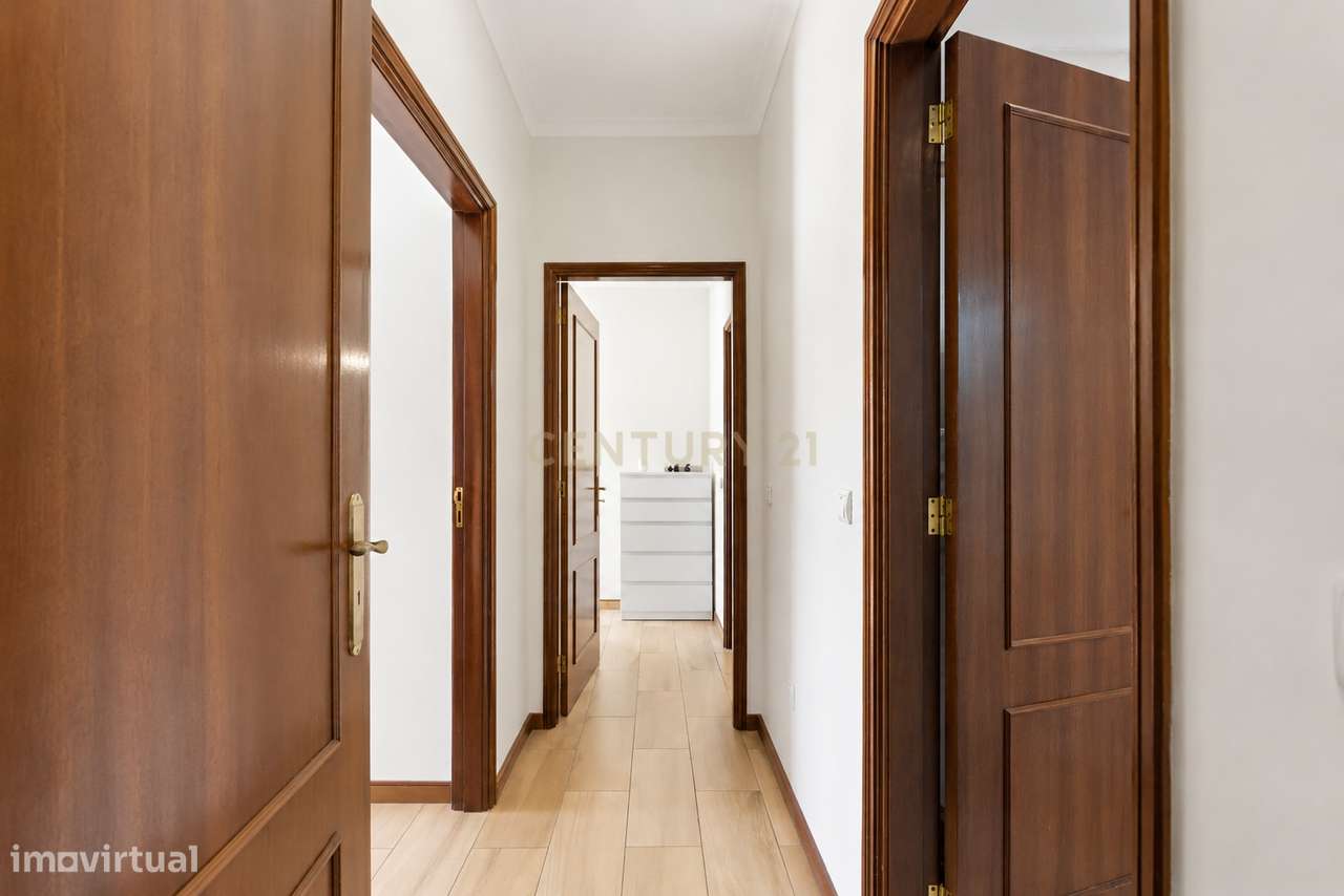 Apartamento T2 em Vila Nova de Gaia com Garagem e Elevador-16