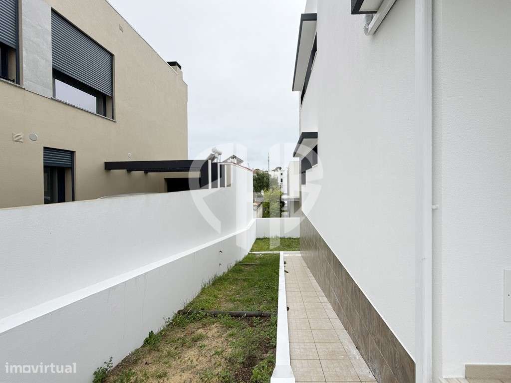 Exclusiva Moradia T5 de Arquitetura Contemporânea em Almada - Feijó-52