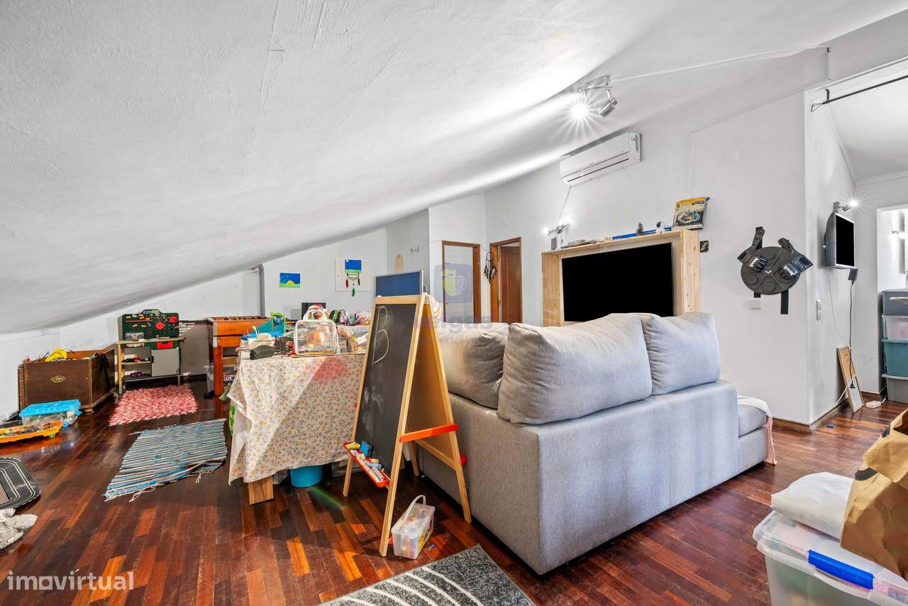 Prédio em Propriedade Total com Terraço, Garagens  no Montijo-1