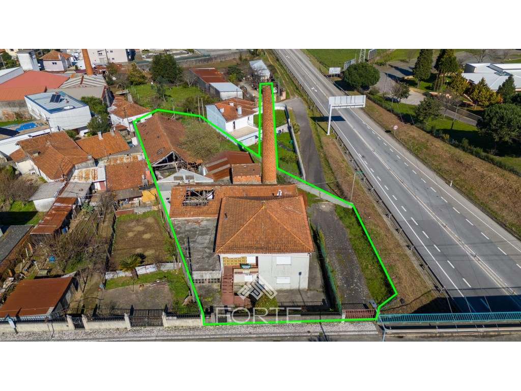 Moradia com pavilhões industriais e terreno-23