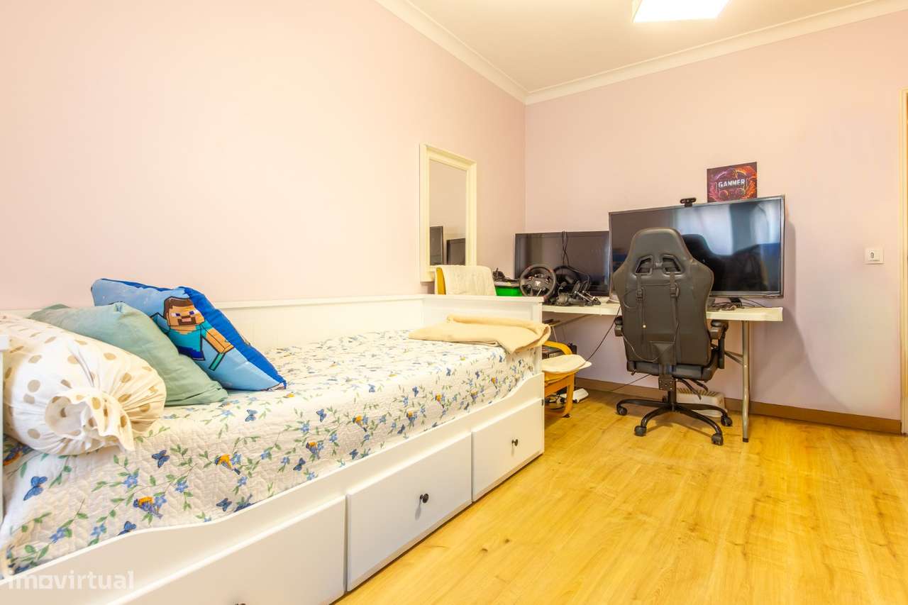 Apartamento T2 com varanda, central em Quinta do Conde-12