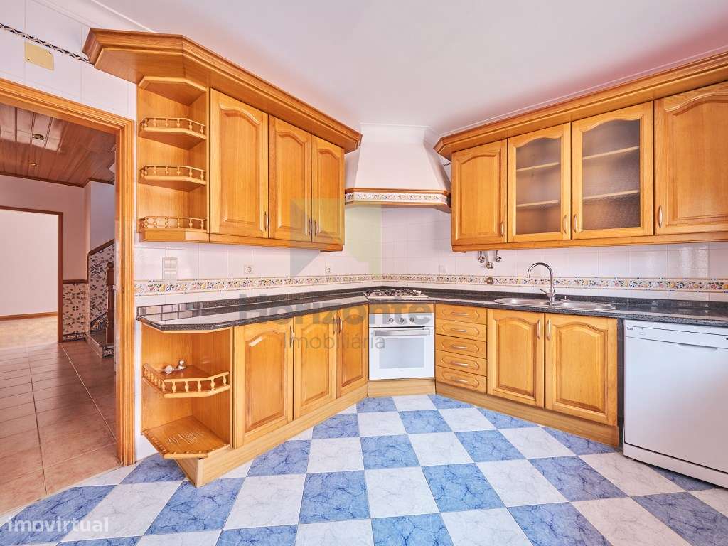 Moradia T4 com Excelente Localização-5