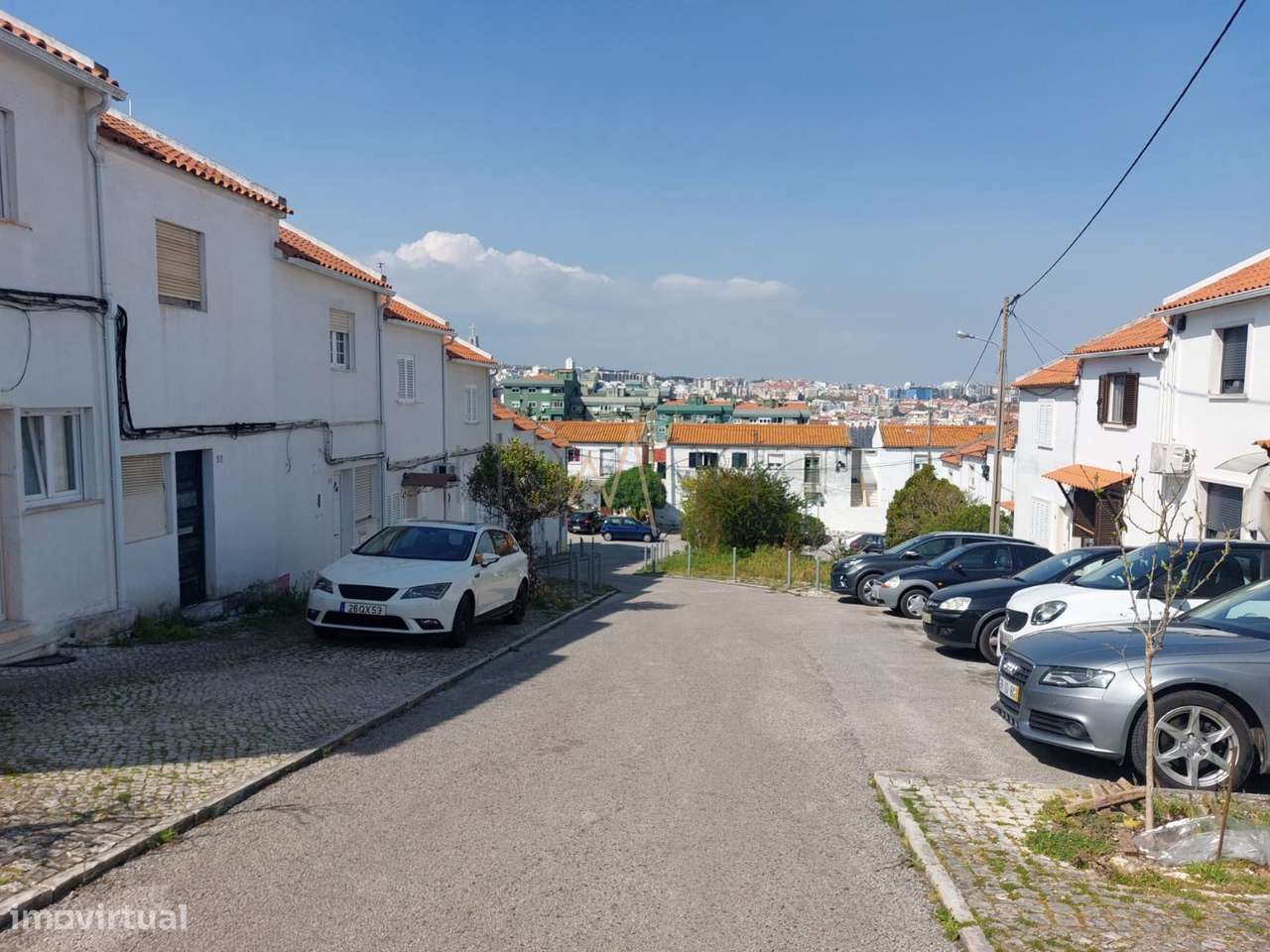Moradia em banda no Feijó  Simples por fora, cheia de possibilidade...-22