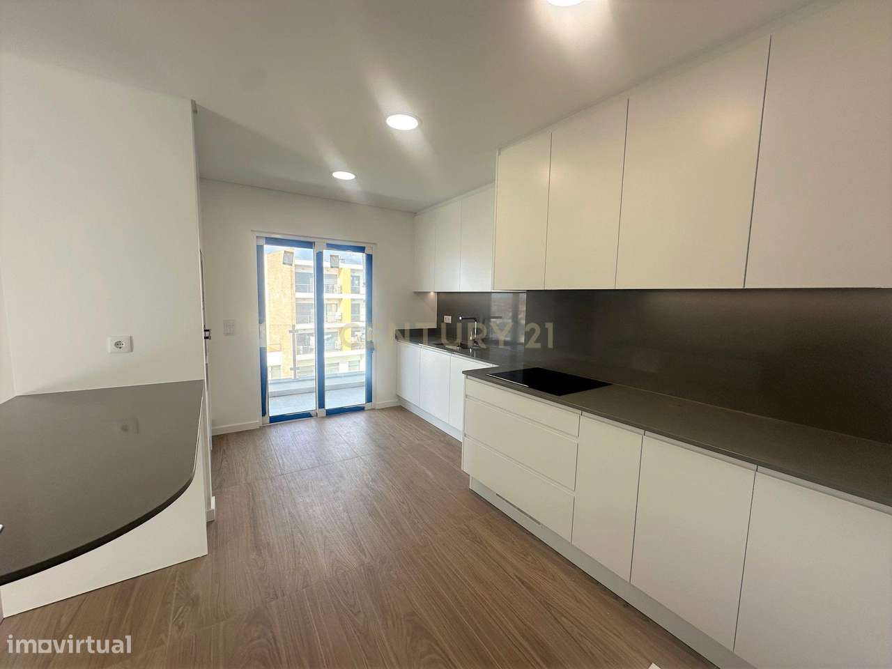 T3 Tires - 3 parqueamentos e arrecadação-17