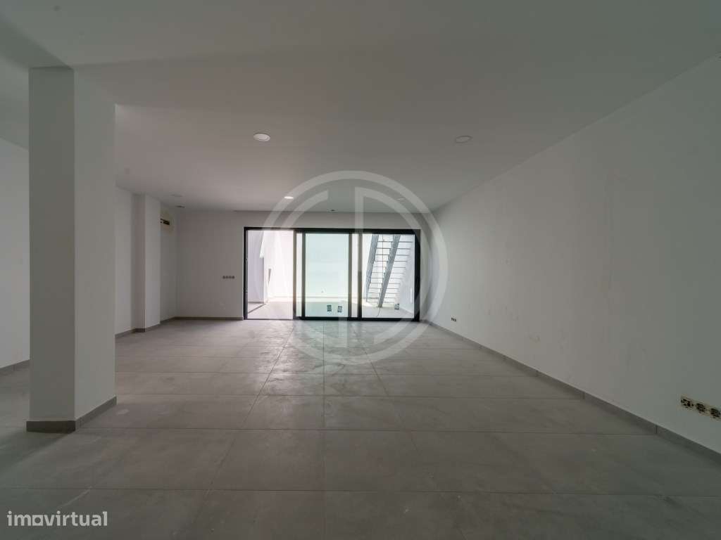 Moradia V3+1 com piscina privada em Gambelas-14