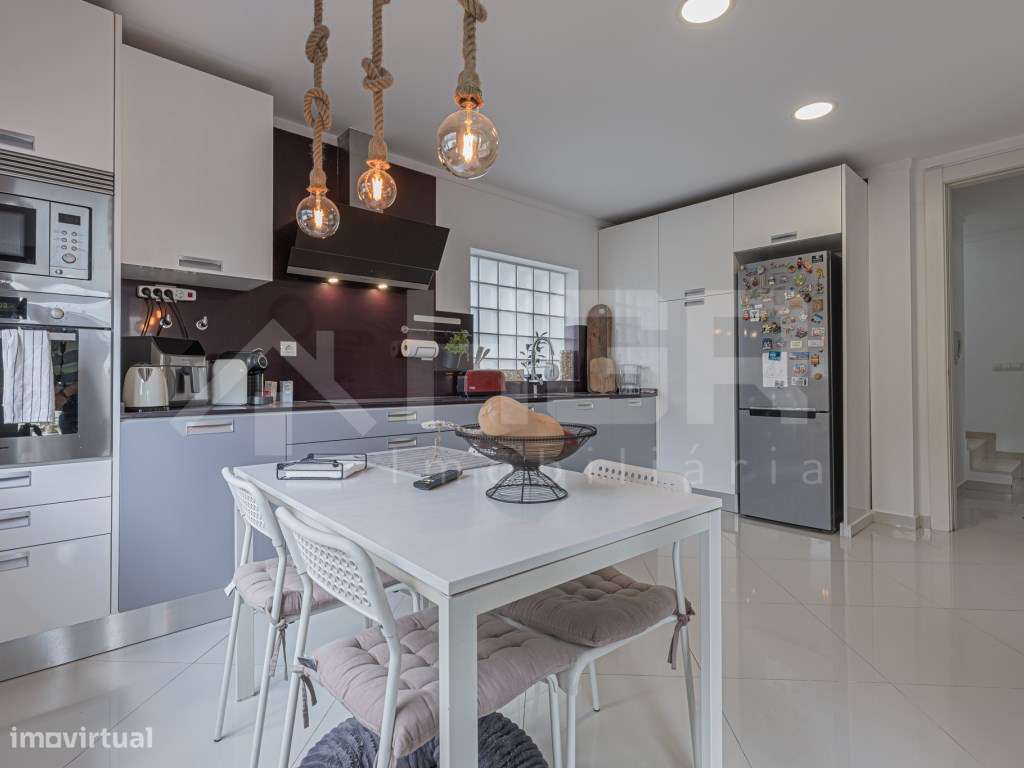 MORADIA V4 | SEMI-NOVA | 2 PISOS | GARAGEM | EXCELENTES ACESSOS ROD...-6