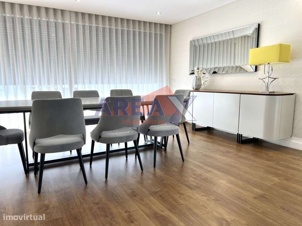 Moradia T4 de Arquitetura Moderna | Excelente Estado-15