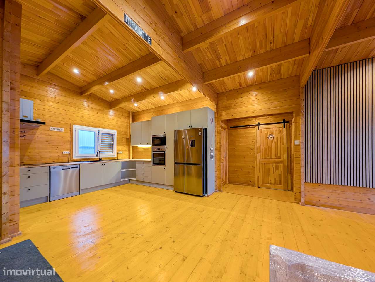 Terreno de 300 m² com moradia T4 em madeira – Charneca de Caparica-22