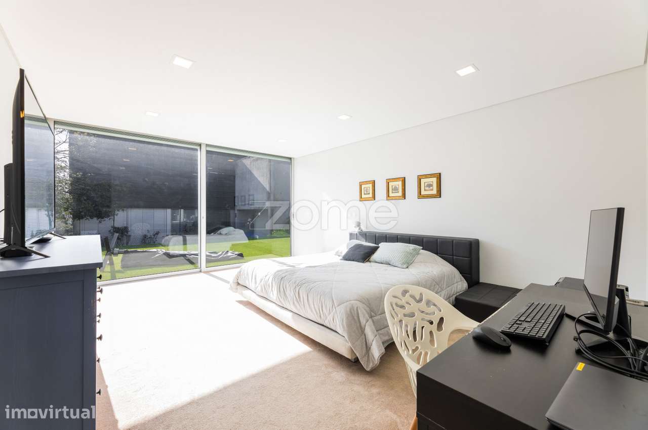Moradia T3 De Luxo Com Piscina Interior E Sauna Semelhe