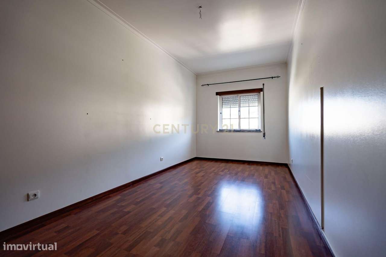 Apartamento T3 com elevador e garagem no centro da Lousã-14
