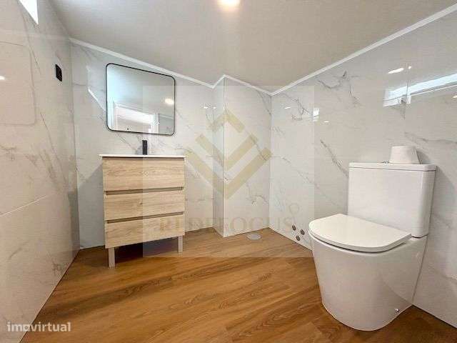 Moradia T4 de Luxo com Piscina e Jardim em Esmoriz-41