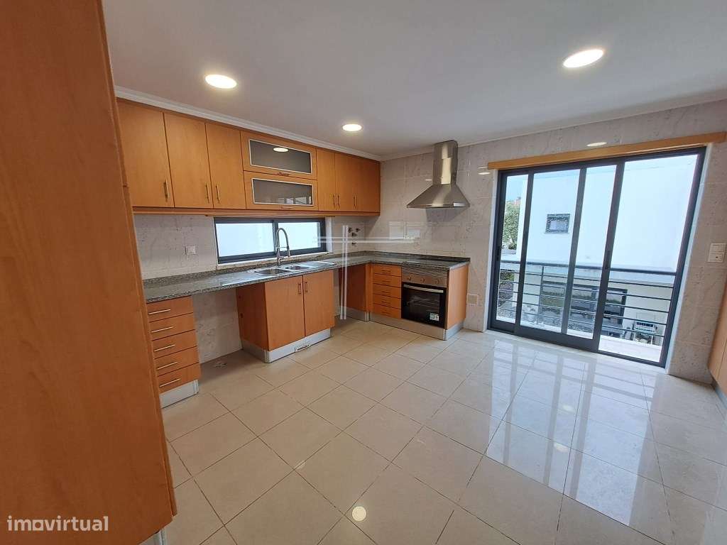 Moradia isolada T5 renovada, arquitetura contemporânea com garagem ... - Grande imagem: 4/41