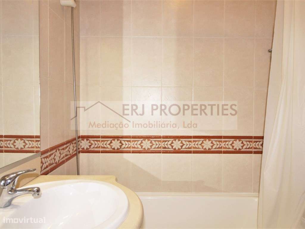 Apartamento T1+1 com Piscina, Estacionamento e Excelente Exposição ...-11