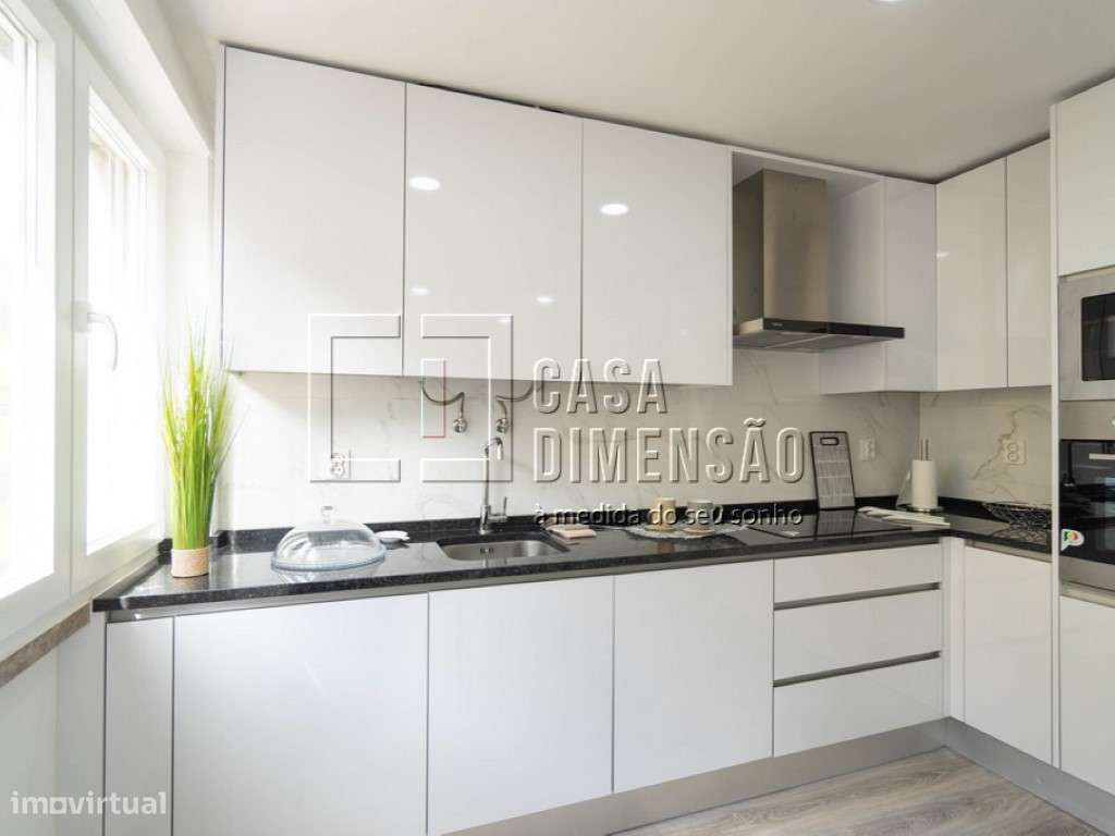 Apartamento de tipologia T3, com Varandas em Benfica!!-9