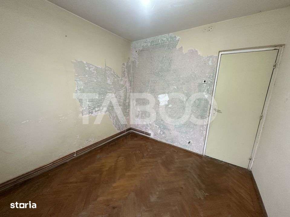 Apartament semidecomandat 2 camere balcon etaj 2 zona Negoiului - Imagine principală: 4/7