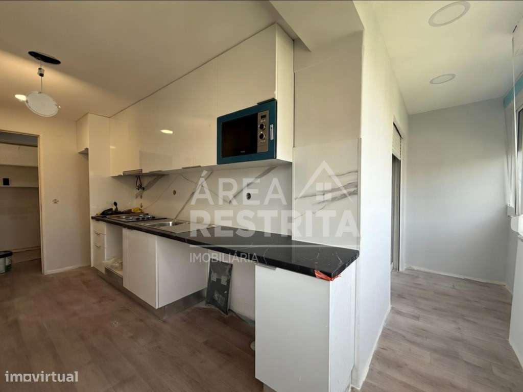 Apartamento T4 transformado em T3 no Laranjeiro-3