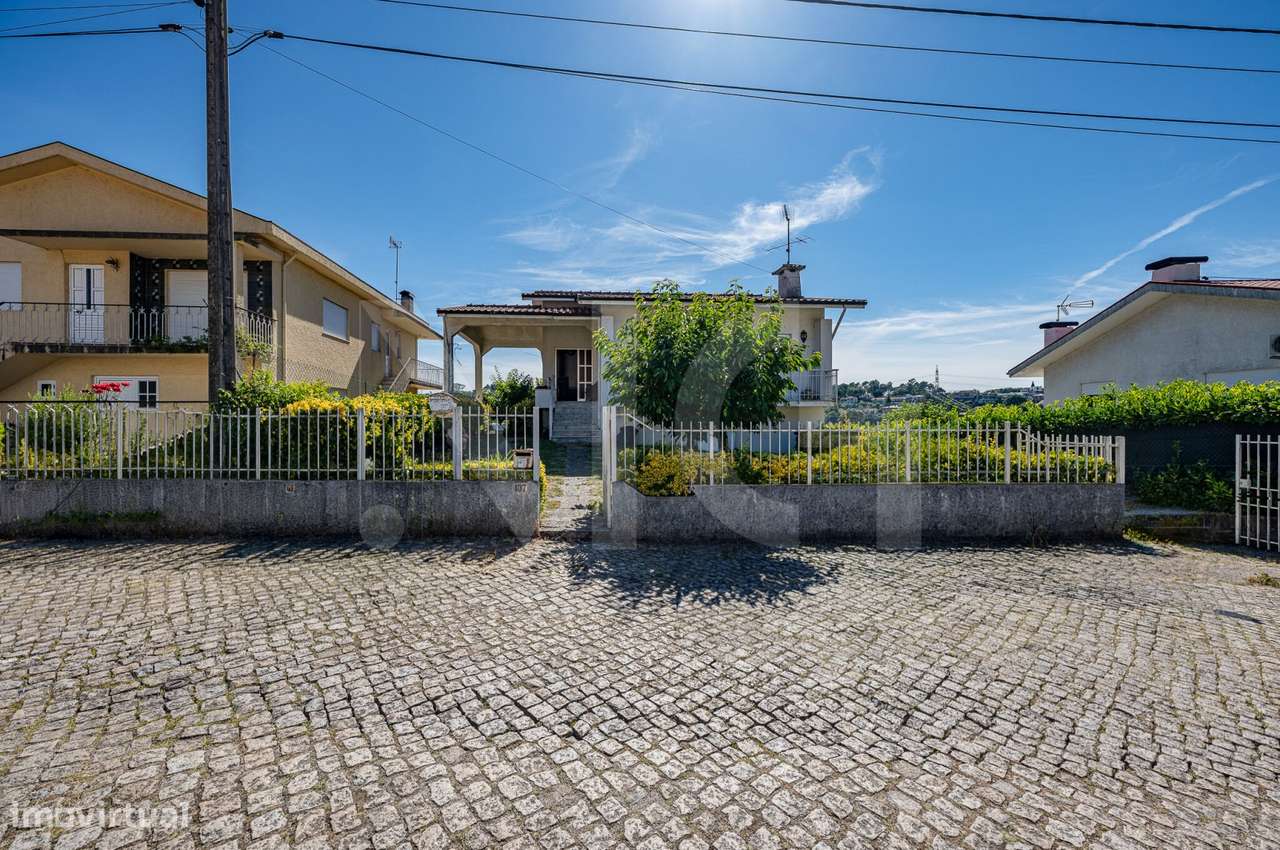Moradia T3 com Jardim, Armazém e Terreno de 622 m² em Santo Tirso-3