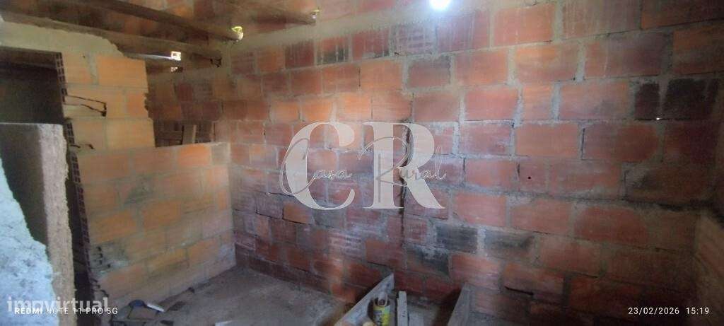 Moradia T3 com vários anexos, terreno e poço-35