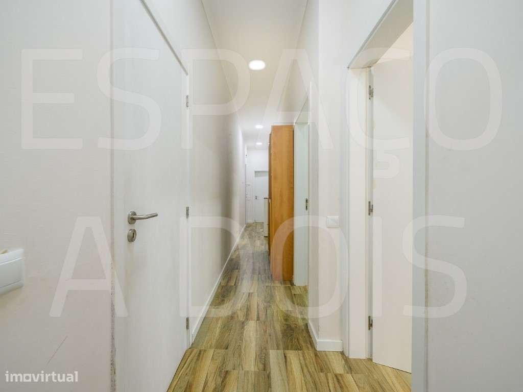 Amadora Centro | T3 Remodelado com 2 Suites e um Fantástico Logrado...-6