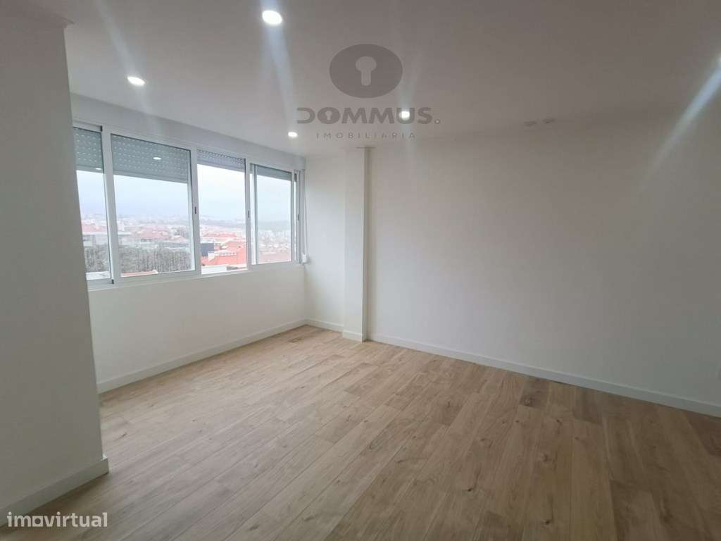 Apartamento T4 Totalmente Remodelado na Damaia-8