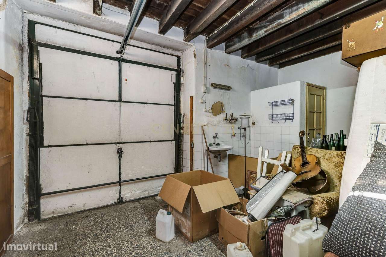 Prédio de Uso Misto no Centro Histórico de Odivelas – Habitação + Comé-24