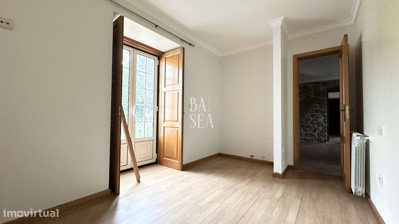 Quinta com 3 Habitações 2 Armazéns e 1 ha de Vinha em Barbeita Monção.-39