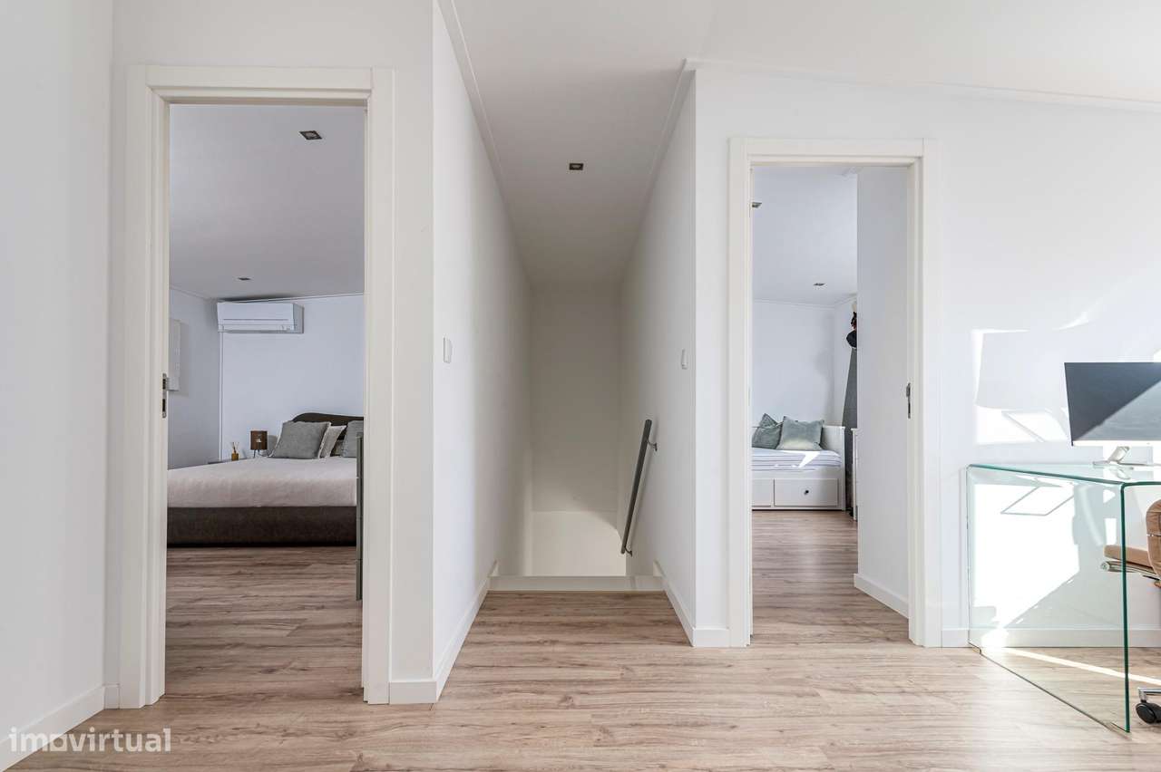 T2+1 Dúplex Remodelado com 4 Varandas e Vista Cristo Rei – Almada-15