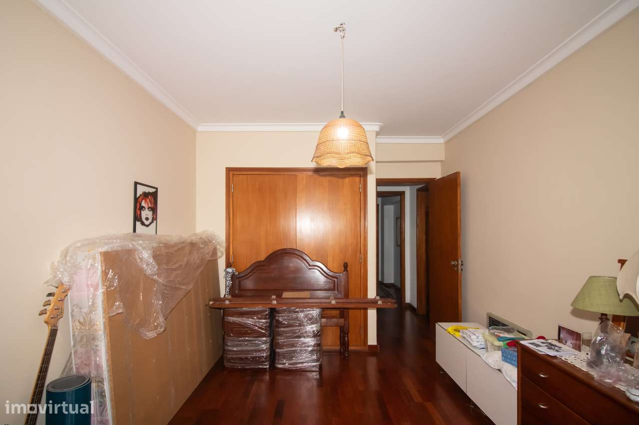 Espaçoso Apartamento T4 na Prestigiada Portela de Sacavém-27