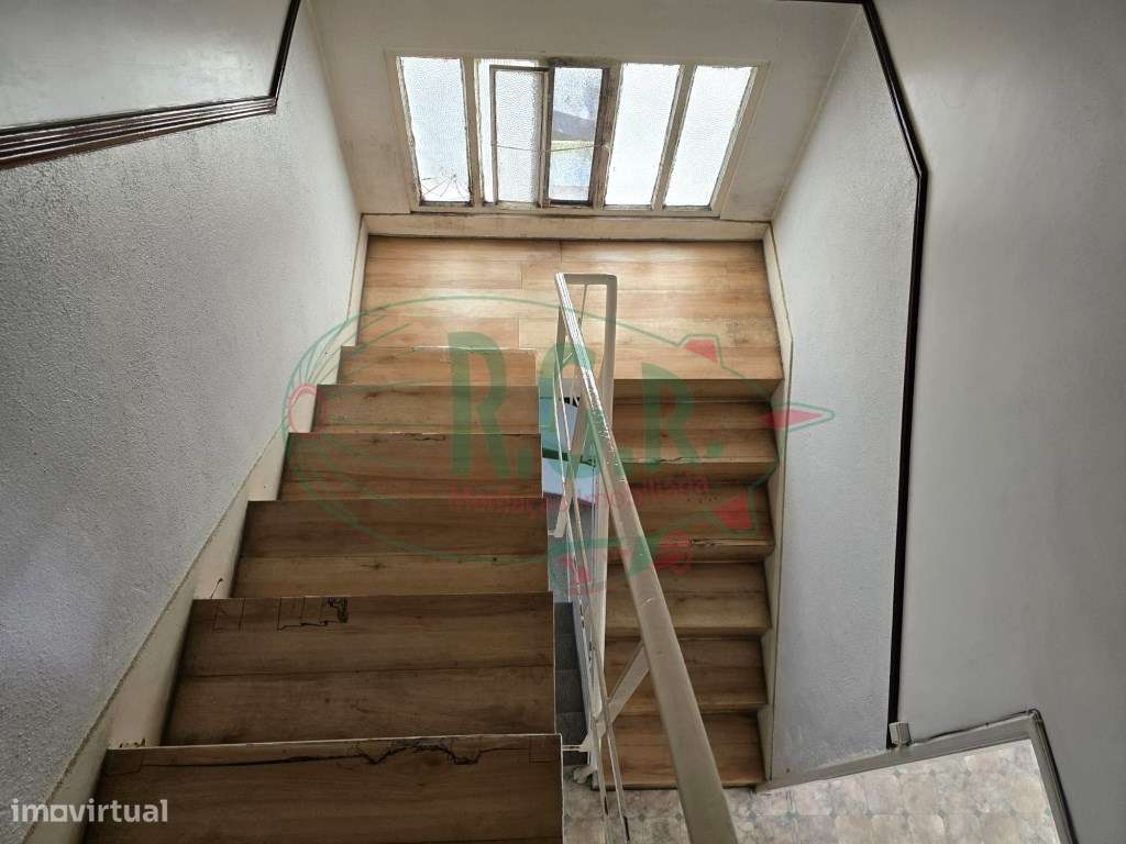 INVESTIMENTO - T5 Entrada Independente | Garagem | Peq. Quintal | C...-34