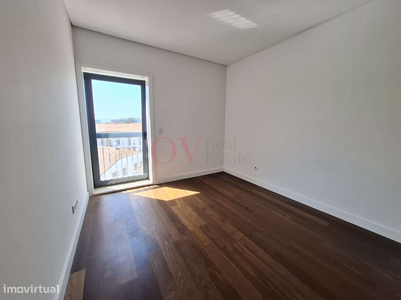 Apartamento T4 com remodelação total na rotunda da Boavista-11