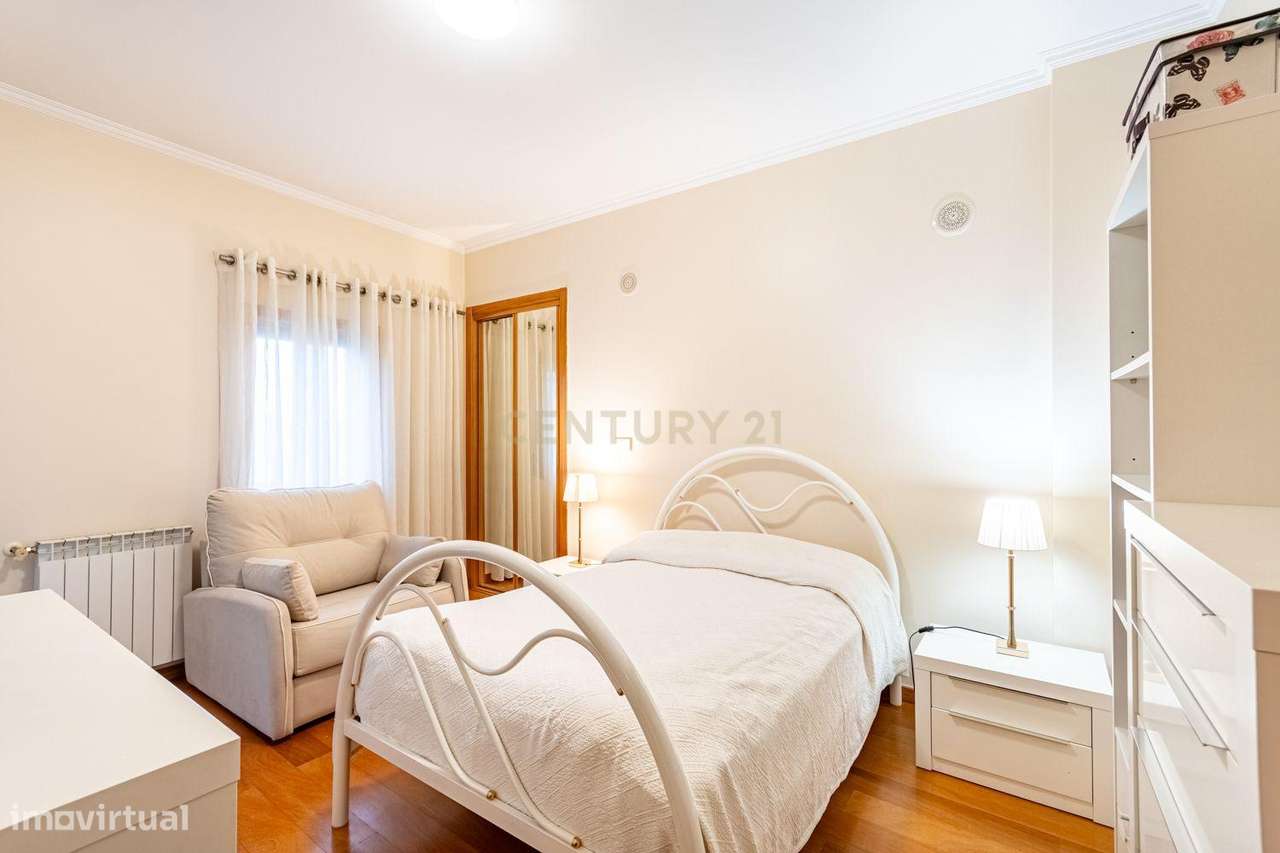 T3 com duas varandas na Rua Pulido Valente Colinas do Cruzeiro-27