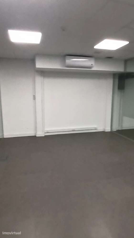 Loja para comércio e serviços na Estrada de Benfica. - Grande imagem: 3/10