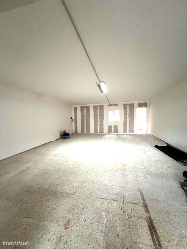 Armazém c/ Escritório e Casa de Banho-3