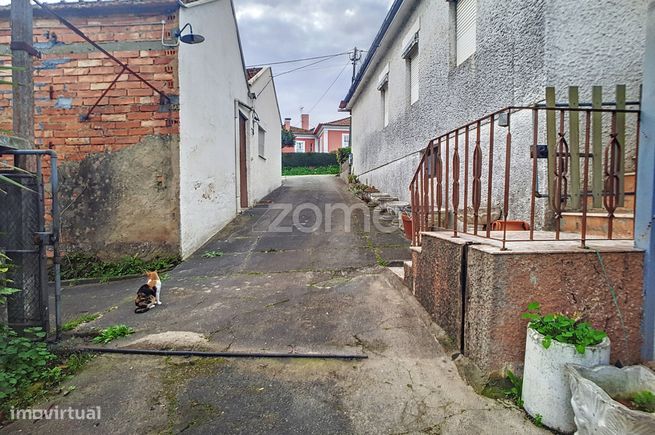 | Moradia T2 | Cave convertida T1 | Oiã | Terreno 2287 m2 |-22