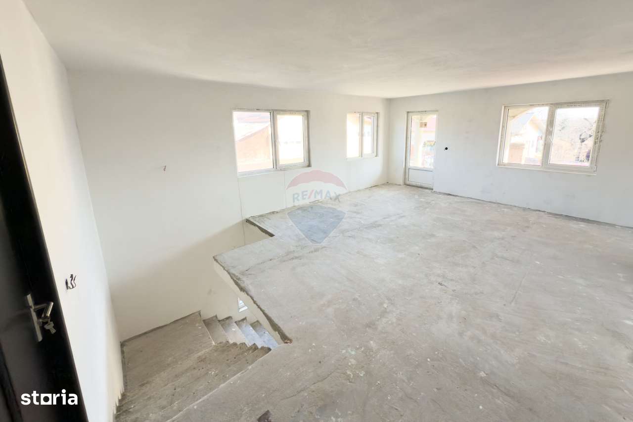 Casă / Vilă cu 8 camere de vânzare în zonă centrală - Urlati-19