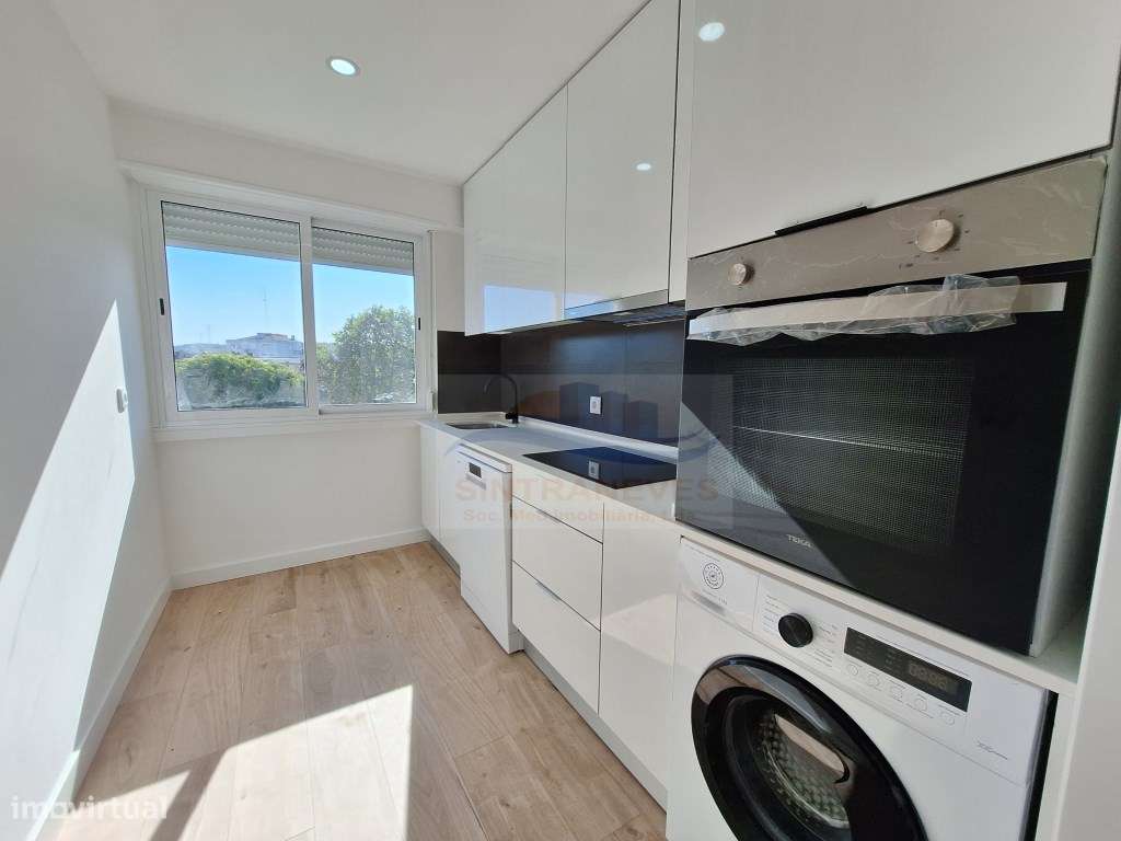 T2 em remodelação total, com varandas, na Damaia de Baixo - Grande imagem: 2/13