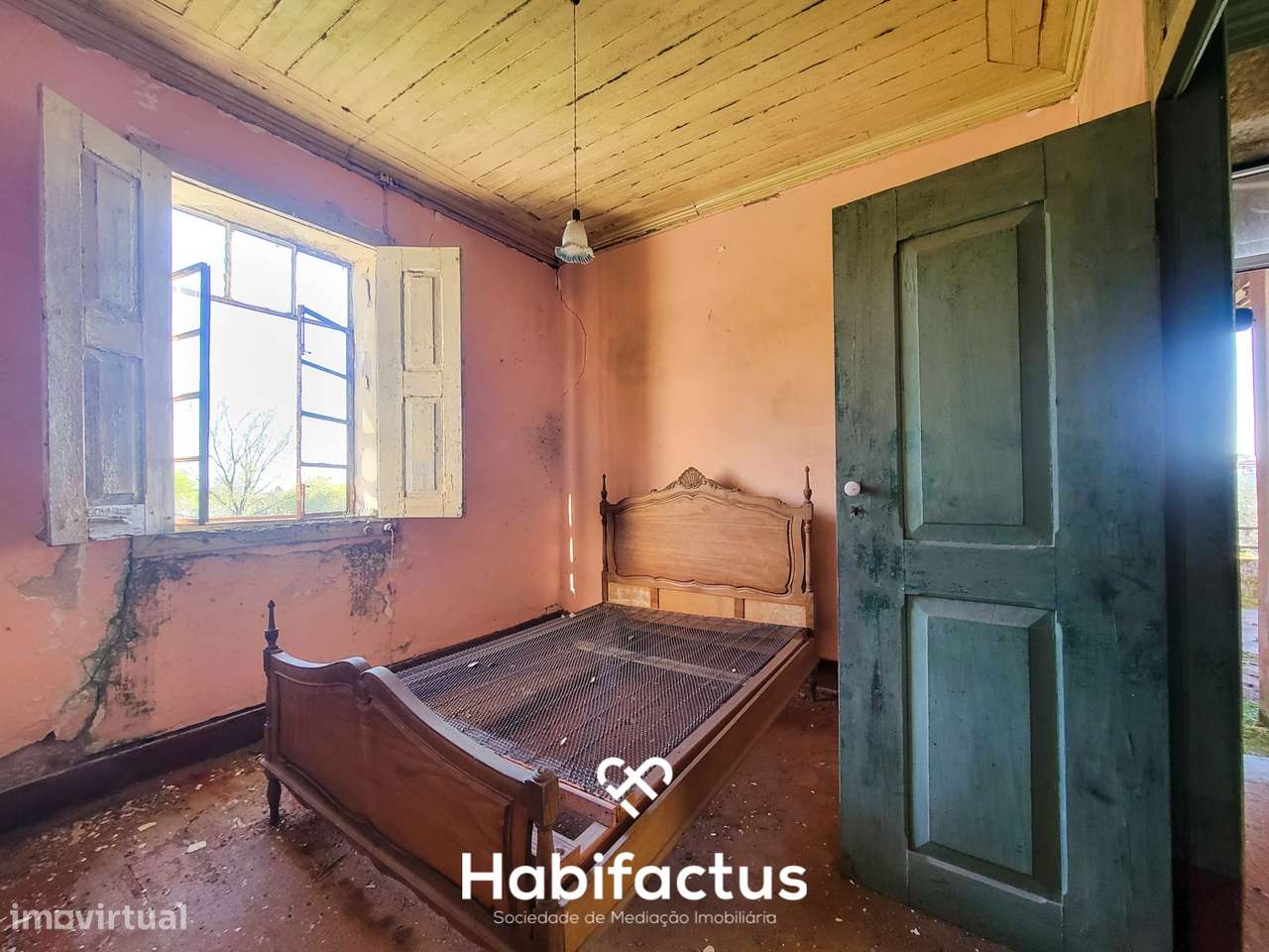 Moradia Isolada T3, para reconstrução com terraço e terreno de 1.828 m-17