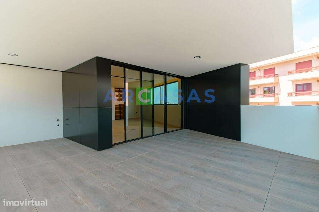 Apartamento T4 com varanda e garagem fechada em São Cosme, Gondomar-9