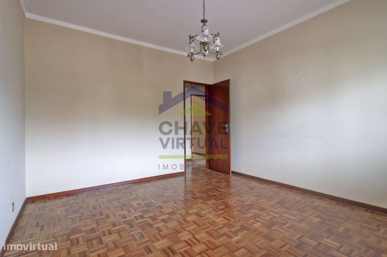 Moradia V3 com Terreno Urbano e Garagem - Seixal, Lourinhã-14