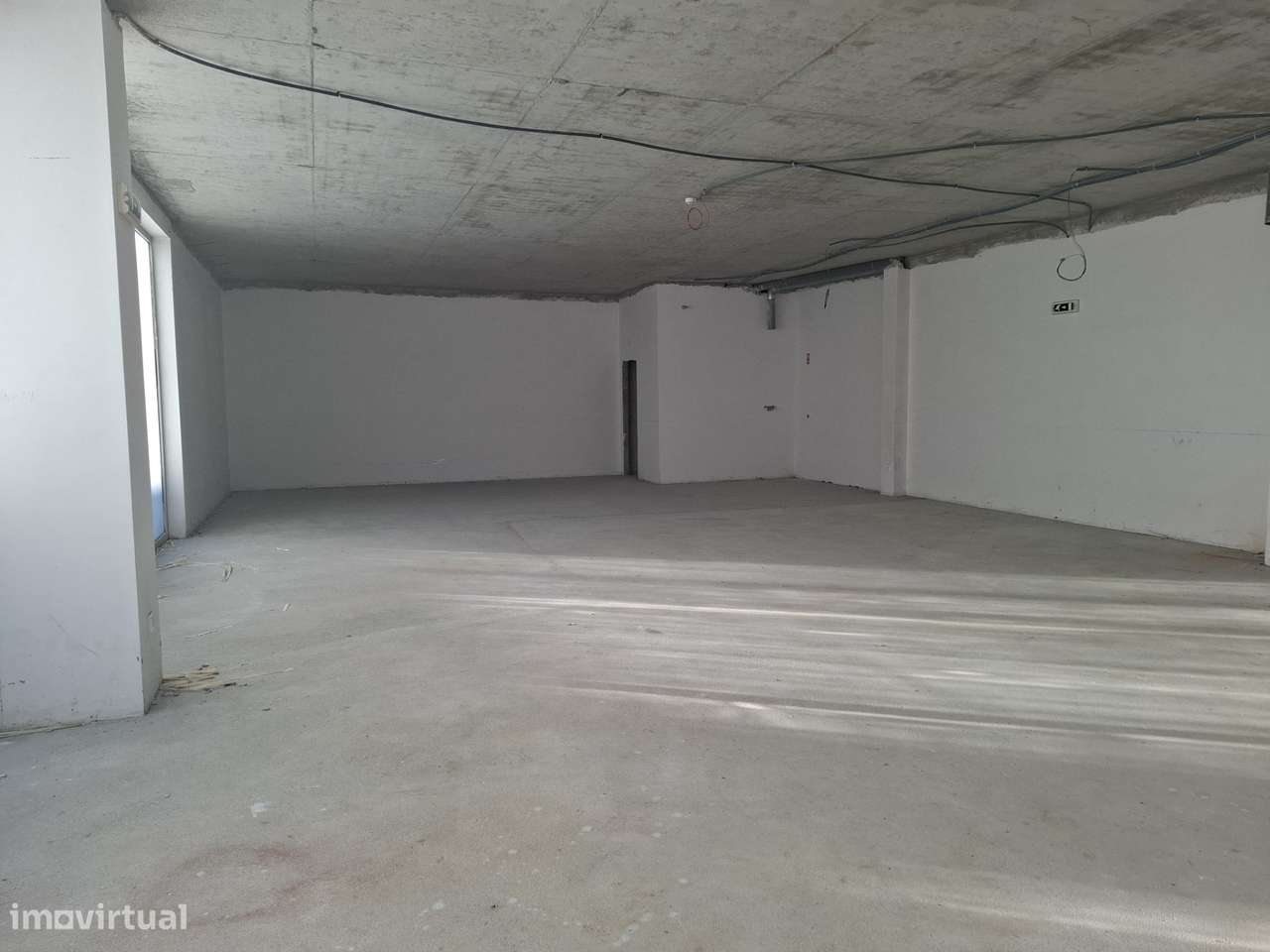 Venda um edifício de lojas Azurem Guimarães-7