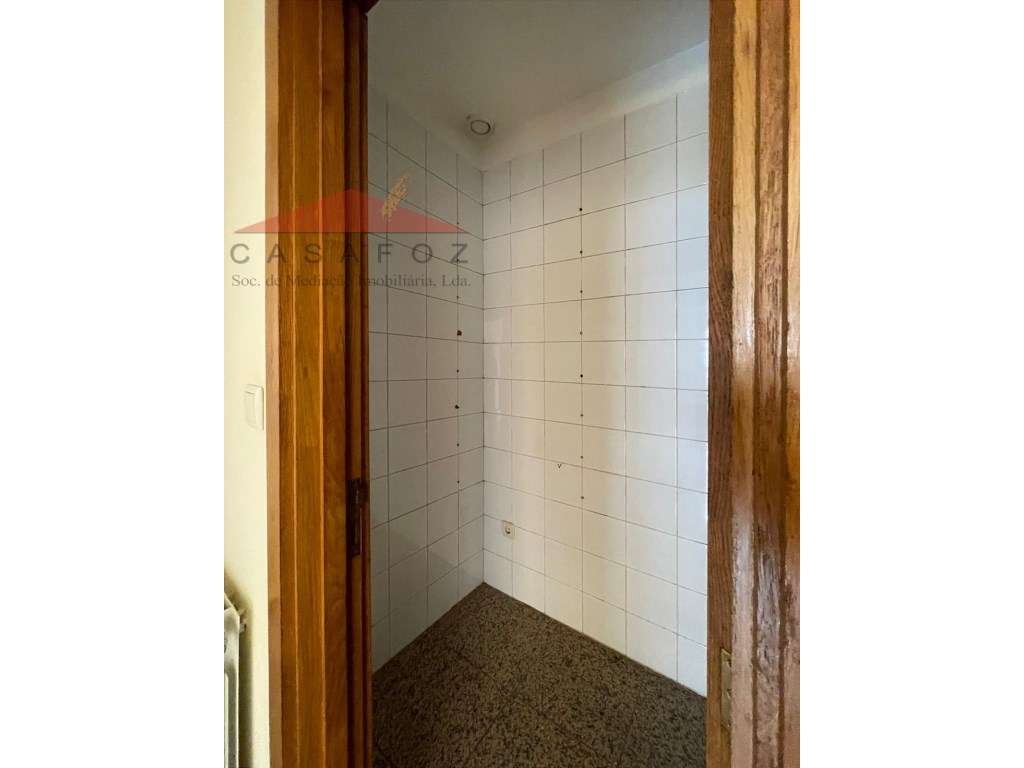 Venda Apartamento T2 em ótimo estado na Rua Lidador-13