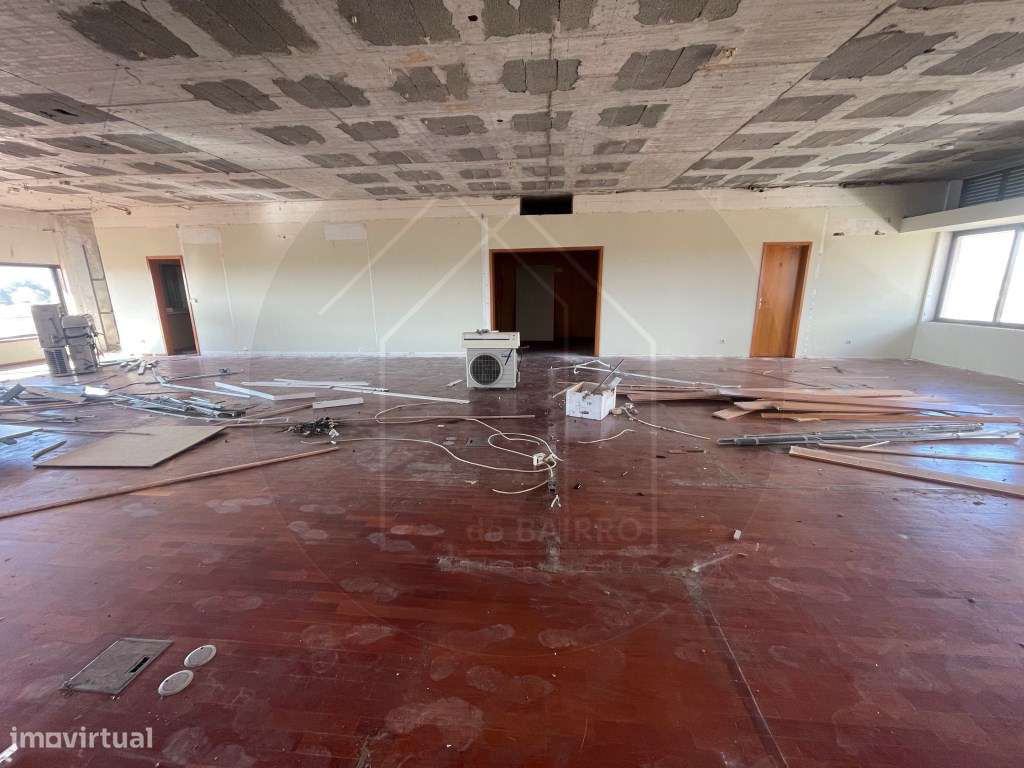 Prédio Urbano no Centro da Maia Potencial para Serviços ou Habitação-15