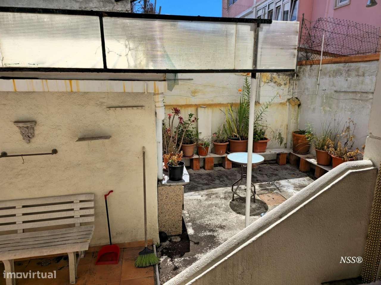 Apartamento T2 com quintal e anexo na Amadora-8
